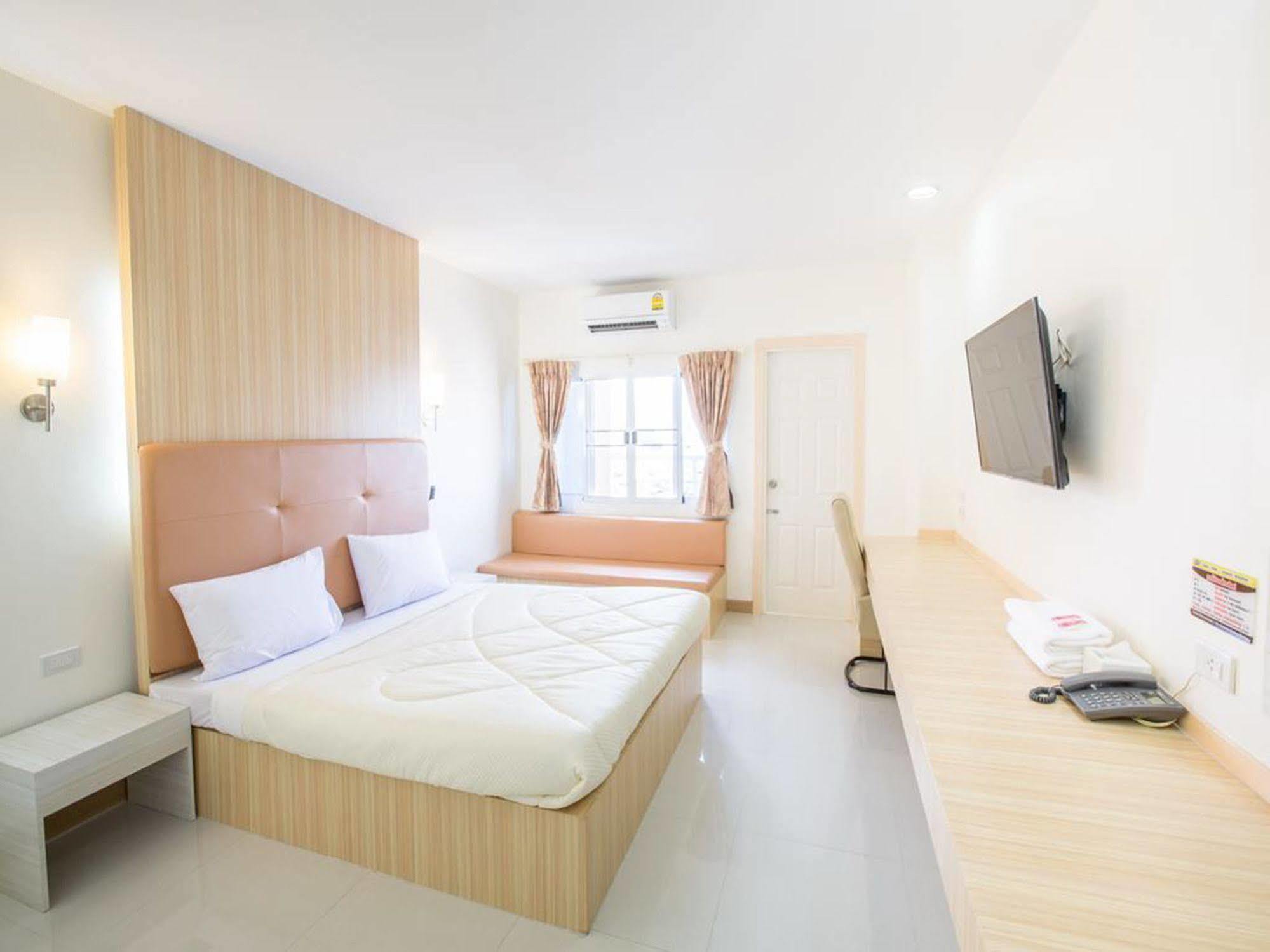 P.A. Thani Hotel Nakhon Sawan Esterno foto