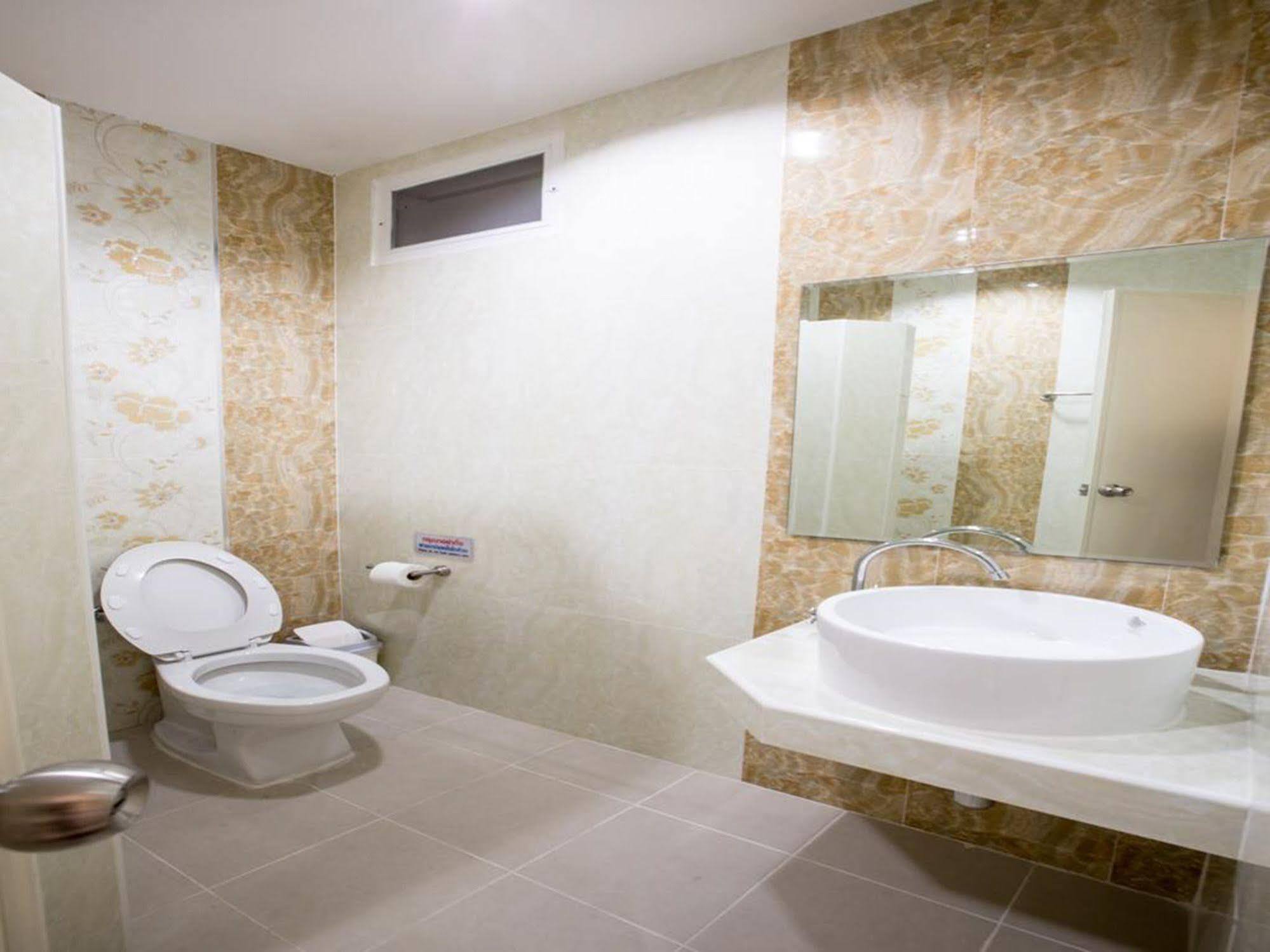 P.A. Thani Hotel Nakhon Sawan Esterno foto