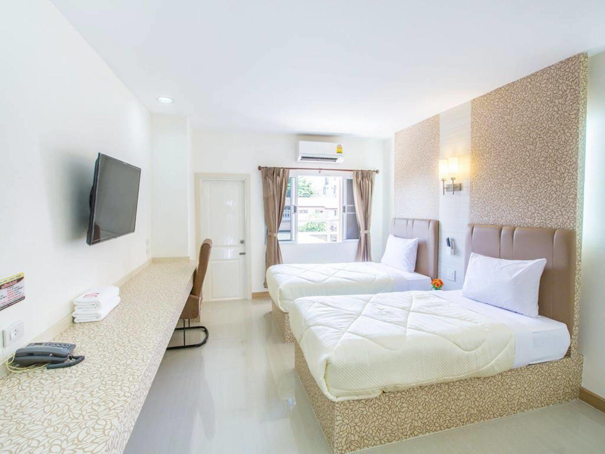 P.A. Thani Hotel Nakhon Sawan Esterno foto