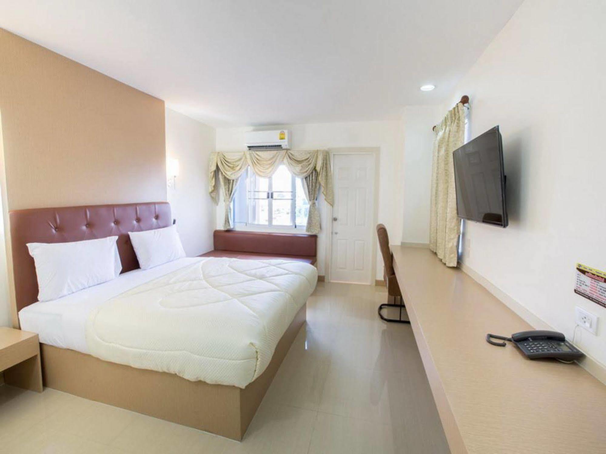 P.A. Thani Hotel Nakhon Sawan Esterno foto